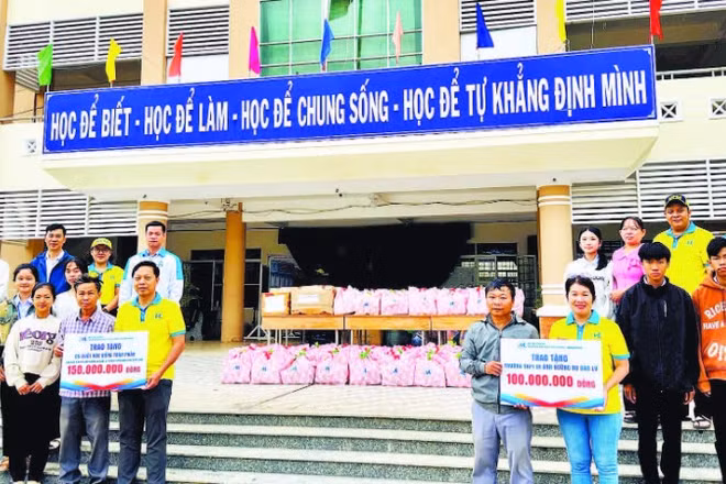Đoàn đại diện Trường đại học Tài chính-Marketing đến thăm và chia sẻ thiệt hại với các trường phổ thông tại miền trung, Tây Nguyên. (Ảnh KIM PHỤNG)