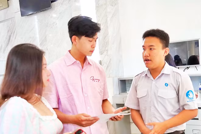 Người dân thực hiện thủ tục hành chính tại Trung tâm hành chính công tại Ủy ban nhân dân phường Sài Gòn.
