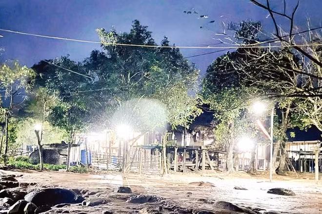 Sau nhiều năm mong chờ, giữa tháng 12/2025, bản Dốc Mây, xã Trường Sơn bừng sáng ánh điện.