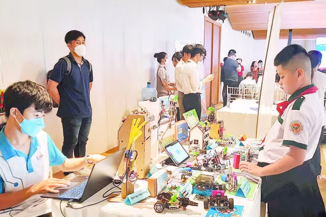 Học sinh Thành phố Hồ Chí Minh tham gia cuộc thi chuyển đổi số trong trường học.