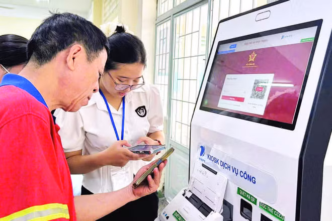 Cán bộ Trung tâm Phục vụ hành chính công phường Tam Hiệp hướng dẫn người dân sử dụng dịch vụ công.