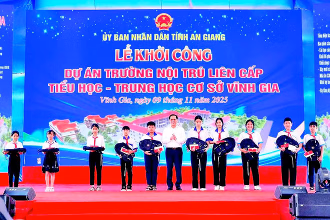 Phó Thủ tướng Chính phủ Bùi Thanh Sơn tặng quà cho học sinh có hoàn cảnh khó khăn của Trường trung học cơ sở Lương An Trà.