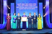 Phó Thủ tướng Hồ Đức Phớc và Bộ trưởng Tài chính Nguyễn Văn Thắng đã trao Bằng khen của Thủ tướng Chính phủ Phạm Minh Chính cho tập thể Sở Giao dịch Chứng khoán TP Hồ Chí Minh nhân kỷ niệm 25 năm thành lập...