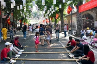 Người dân và du khách trải nghiệm các hoạt động văn hoá tại phố bích hoạ Phùng Hưng. (Ảnh: ĐĂNG ANH)