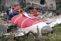 Lực lượng chức năng điều tra tại hiện trường vụ máy bay của Hãng Air India rơi xuống khu dân cư tại thành phố Ahmedabad, bang Gujarat, ngày 14/6/2025. Ảnh: ANI/TTXVN