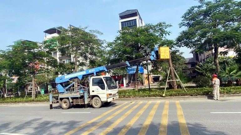 Tổ chức cắt tỉa cây xanh, vén tán, nâng cao vòm lá hệ thống cây xanh, thay thế cây chết trên các tuyến đường. a6.jpg