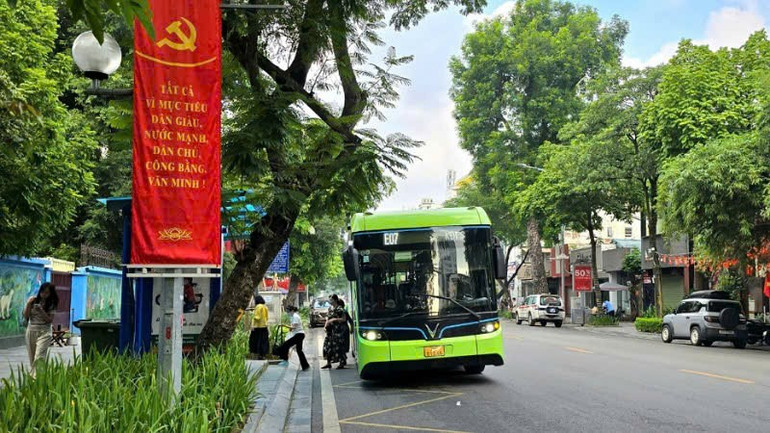 Các tuyến xe buýt sẽ được tăng cường, đáp ứng nhu cầu đi lại của người dân đến Trung tâm Triển lãm Việt Nam. xb3.jpg