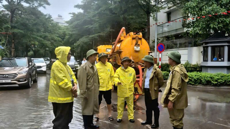 Lãnh đạo Sở và các đơn vị trực tiếp xuống thực tế để chỉ đạo khắc phục mưa bão. xd2-44.jpg