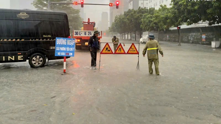 Ban Duy tu các công trình hạ tầng giao thông và Công ty TNHH MTV Thoát nước Hà Nội bảo đảm an toàn giao thông. ngap-5.jpg
