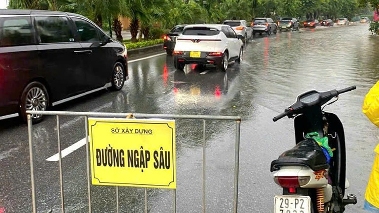 Các đơn vị bố trí biển báo, barie, phân luồng giao thông tại các điểm ngập theo 4 cấp độ từ nhẹ đến nghiêm trọng. ngap-2.jpg