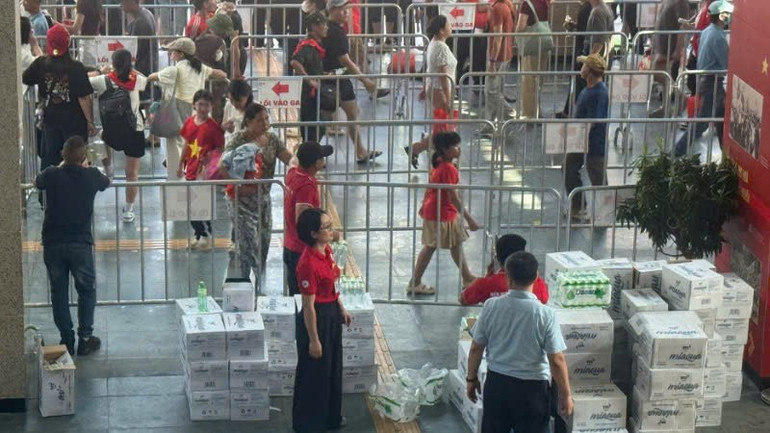 Cán bộ nhân viên Ga Cát Linh phát nước miễn phí cho hành khách đi tàu. cl.jpg