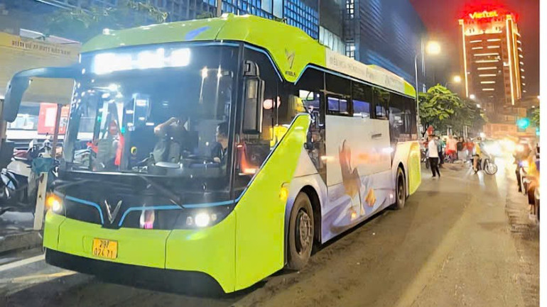 Phương tiện xe buýt nhanh chóng giải tỏa lượng hành khách đến từ các khu vực trung chuyển. xb5.jpg