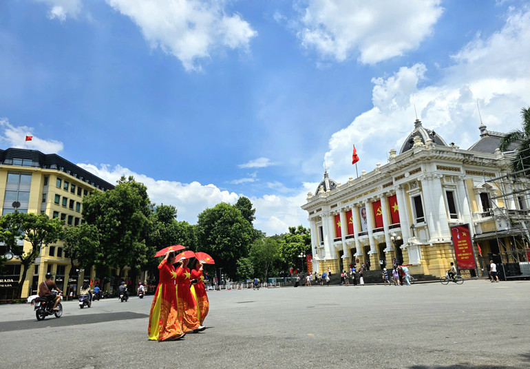 មនុស្សជាច្រើនបានឆ្លៀតឱកាសថតរូបអនុស្សាវរីយ៍នៅឯ Opera House។ z6939326125157-3dd4e347de145eec79f8b71c14ca69d8.jpg