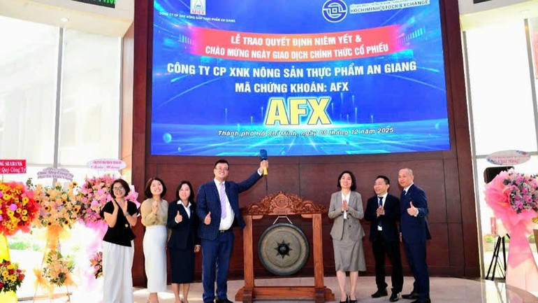 נציג הנהלת HOSE בירך את מניית AFX על הצטרפותה הרשמית לבורסה. ag2.jpg