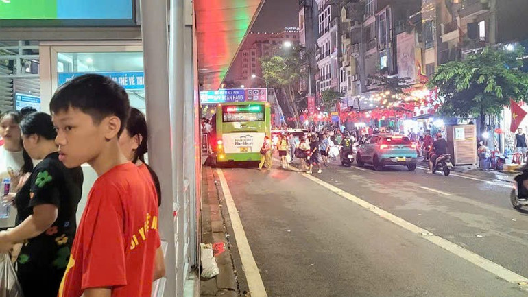 Việc kéo dài thời gian hoạt động giao thông công cộng giúp giải tỏa nhanh lượng lớn hành khách. xb.jpg