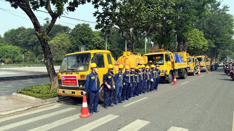 Công nhân ra quân tổng vệ sinh khu vực phố Điện Biên Phủ. a7.jpg