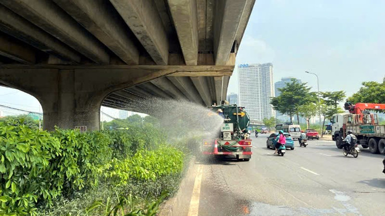Công nhân tưới cây, phun rửa vệ sinh tại khu vực Mai Dịch. a9.jpg