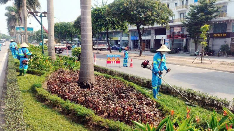 Cắt tỉa cây xanh, để bảo đảm an toàn giao thông, mỹ quan đô thị. a8.jpg