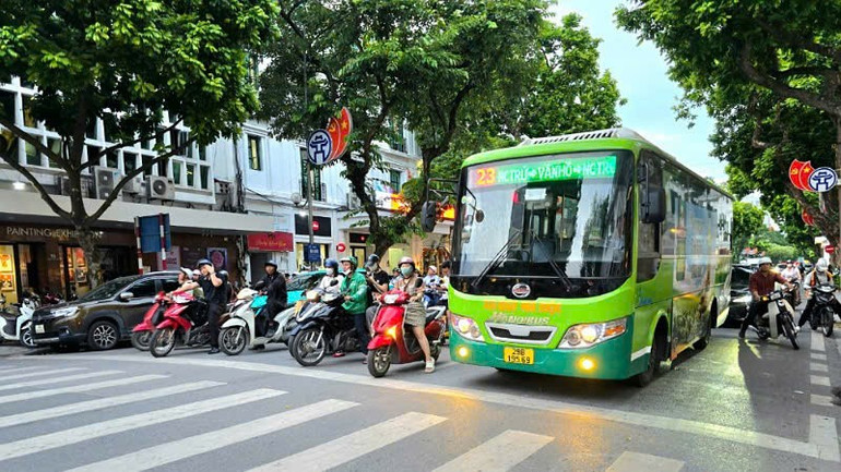 Thành phố cũng đã chỉ đạo điều chỉnh lộ trình, tạm dừng hoạt động một số tuyến xe buýt đi qua khu vực trung tâm. (Ảnh: BẢO THƯ) hn2.jpg