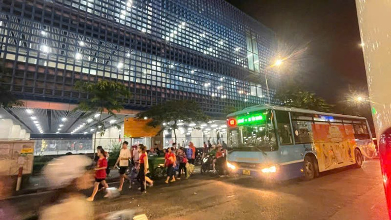 Người dân được các tuyến xe buýt vận chuyển về ga Cát Linh. xb2.jpg