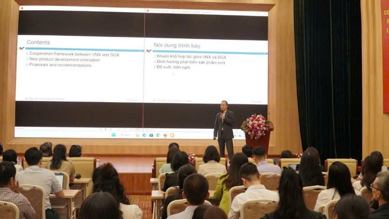 Ông Nguyễn Quang Thương, Phó Tổng Giám đốc VNX trình bày tại hội thảo. a2.jpg