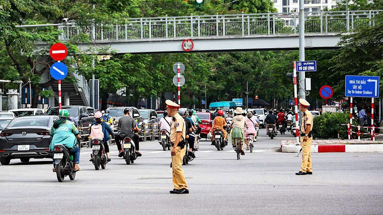Lực lượng Cảnh sát giao thông tham gia điều tiết, phân làn trên tuyến đường Võ Chí Công. (Ảnh: TRUNG NGUYÊN) vcc.jpg