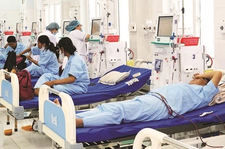 Bệnh nhân suy thận khu vực biên giới tỉnh Lâm Đồng chạy thận nhân tạo tại cơ sở y tế địa phương.