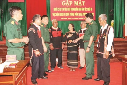 Lãnh đạo Bộ Chỉ huy quân sự tỉnh Đắk Lắk trao đổi với những người có uy tín trong đồng bào dân tộc thiểu số thực hiện nhiệm vụ quốc phòng, quân sự địa phương năm 2025.