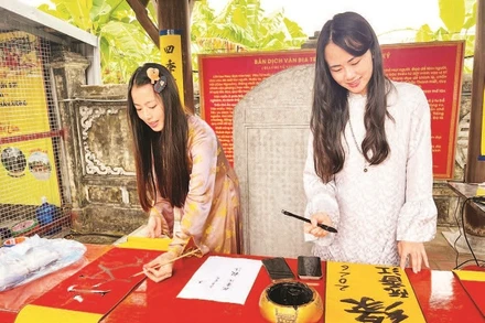 Nhiều bạn trẻ tự tay khai bút chữ mà mình thích.