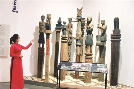 Tượng nhà mồ trưng bày tại Bảo tàng Đắk Lắk.