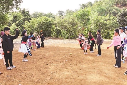 Trai gái người H'Mông ở Lâm Đồng ném pao trong ngày hội mùa xuân.