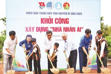 Đồng chí Đỗ Văn Chiến, Ủy viên Bộ Chính trị, Bí thư Trung ương Đảng, Chủ tịch Ủy ban Trung ương Mặt trận Tổ quốc Việt Nam dự lễ khởi công xây dựng “Nhà nhân ái” tặng hộ nghèo tại huyện Chư Păh, tỉnh Gia Lai. 