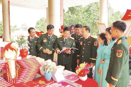 Thiếu tướng Nguyễn Trần Long, Phó Chính ủy Quân đoàn tham quan khu trưng bày tại Đại hội đại biểu Đảng bộ Lữ đoàn 434 nhiệm kỳ 2025-2030.