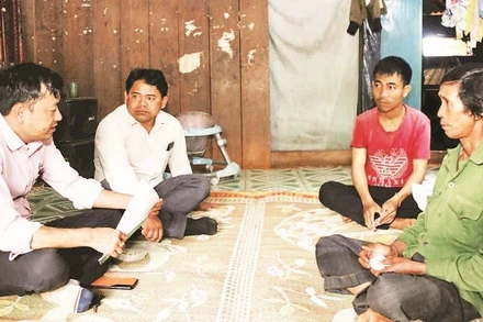 Nhân viên Phòng giao dịch Ngân hàng Chính sách xã hội huyện Tuy Đức phối hợp đoàn thể địa phương xuống tận cơ sở hỗ trợ hộ nghèo dân tộc thiểu số phương án sản xuất và thủ tục vay vốn ưu đãi.