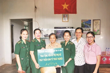 Phụ nữ Bộ đội Biên phòng tỉnh Tây Ninh hỗ trợ vốn giúp hội viên phụ nữ nghèo phát triển kinh tế.