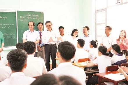 Bộ trưởng Nguyễn Kim Sơn đến thăm và làm việc với thầy, cô giáo, cán bộ Trường trung học phổ thông Hoàng Hoa Thám, Gia Lai.