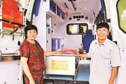 Bên trong xe cứu thương được trang bị dụng cụ phục vụ sơ, cấp cứu cho bệnh nhân.