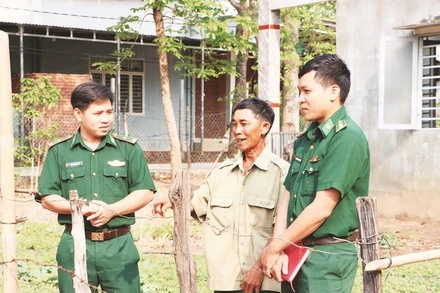 Cán bộ Bộ đội Biên phòng tỉnh Bình Phước thường xuyên xuống với dân, lắng nghe tâm tư, nguyện vọng của dân.