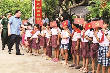 Lãnh đạo tỉnh Đồng Nai thăm khu dân cư liền kề chốt dân quân xã Thanh Hòa.