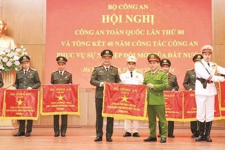 Công an thành phố Huế vinh dự được Bộ Công an tặng cờ thi đua xuất sắc năm 2024.