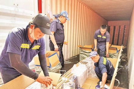 Lực lượng Hải quan khu vực II kiểm tra phát hiện thuốc lá lậu tại cảng Cát Lái, Thành phố Hồ Chí Minh.