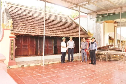 Lãnh đạo xã Đức Quang rà soát khối lượng diện tích đất và tài sản bị ảnh hưởng của các hộ dân phục vụ công tác giải phóng mặt bằng.