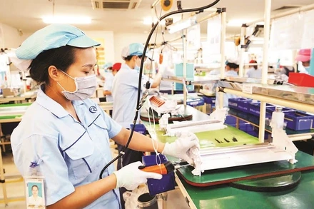 Sản xuất thiết bị điện tử tại Công ty TNHH Rhythm Precision Việt Nam, Khu công nghiệp Nội Bài, Hà Nội (Ảnh PHẠM HÙNG)