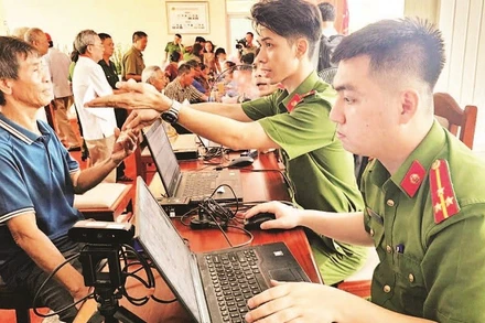 Công an thu nhận thông tin từ thân nhân liệt sĩ.