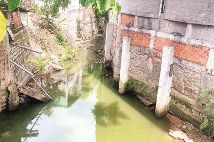 Các hộ dân gần cây cầu Khu hành chính - khu dân cư lấn chiếm suối, xây dựng cơi nới nhà, làm hẹp dòng chảy.