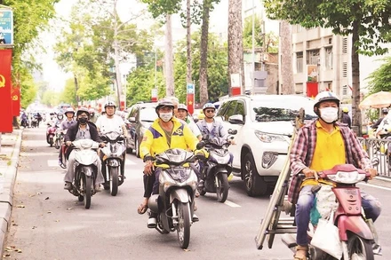 Xe gắn máy lưu thông ở khu vực trung tâm Thành phố Hồ Chí Minh. (Ảnh THẾ ANH)