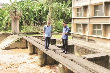 Cán bộ Xí nghiệp thủy nông Lâm Thao kiểm tra việc vận hành điều tiết nước tại Cụm bơm Diên Hồng.
