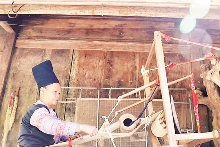 Phụ nữ H’Mông xã Hang Kia gìn giữ nghề dệt thổ cẩm truyền thống.