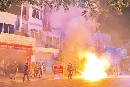 Tổ liên gia an toàn PCCC phường Minh Xuân, tỉnh Tuyên Quang diễn tập phương án chữa cháy.