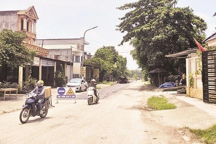 Một tuyến giao thông qua xã bị xuống cấp, nhiều ổ voi, ổ gà.